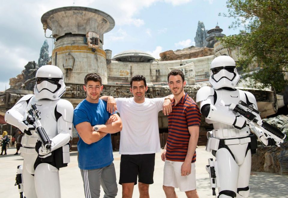 The Jonas Brothers Paid a Visit to Star Wars: Galaxy’s Edge in Walt Disney World – Showbiz Cheat Sheet
